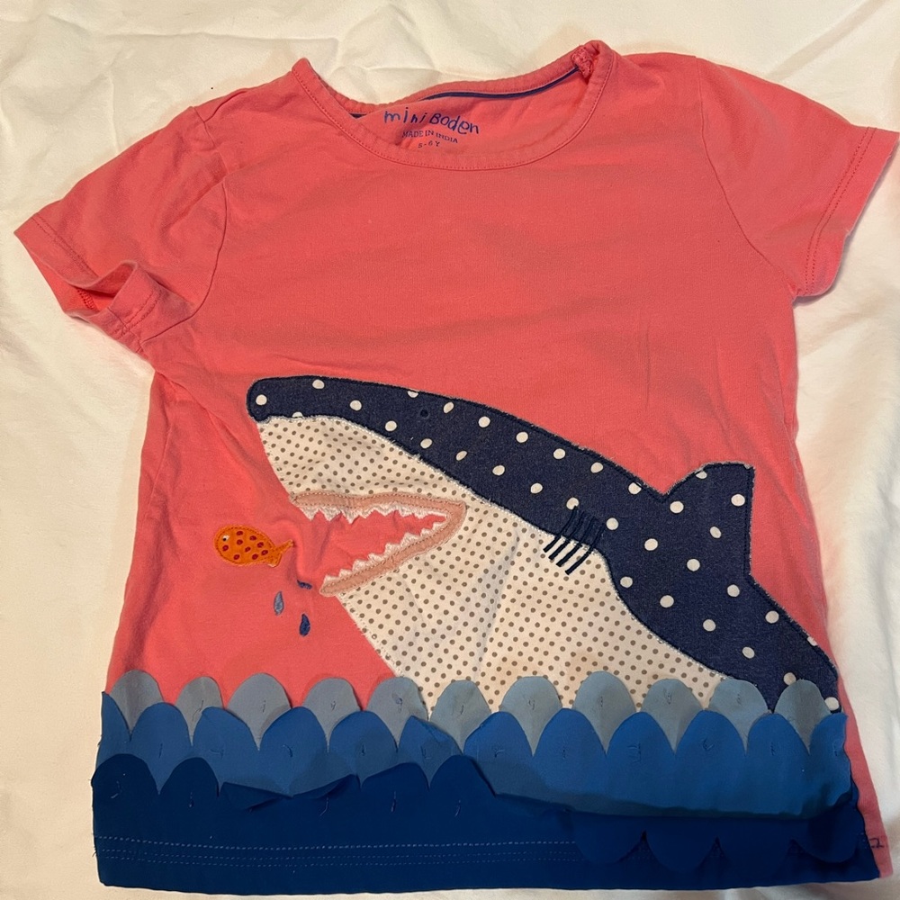 Mini Boden appliqué shark t-shirt. Great condition.